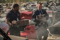 Mayday - Alarm im Cockpit – Brantford, Ontario, Kanada - NTSB Junior Investigator (gespielt von Jordan Till) und Personal (gespielt von Hintergrunddarstellern) bergen Wrackteile von der Absturzstelle des Emery Worldwide Flight 17 (Cineflix 2017/Panagiotis Pantazidis)