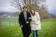 Sturm der Liebe – Valentina (Aylin Ravanyar, r.) glaubt: Wäre der vermeintliche Diebstahl nicht passiert, wäre Ottos (Maurice Lattke, l.) Leben nie aus den Fugen geraten.