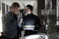Der letzte Bulle – Wollen in einer Nacht- und Nebelaktion Meisner neue Blutproben unterjubeln: Doch dann müssen Mick (Henning Baum, l.) und Andreas (Maximilian Grill, r.) feststellen, dass da schon jemand vor ihnen am Werke war ...
