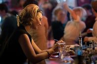 Ku'damm 63 – Auch wenn Monika (Sonja Gerhardt) mit ihren Lebensentscheidungen zu kämpfen hat, lässt sie sich nicht unterkriegen.