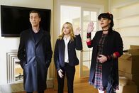 Navy CIS – Abby (Pauley Perrette, r.), Bishop (Emily Wickersham, M.) und McGee (Sean Murray, l.) umschmeicheln Tony DiNozzo Sr. denn alle wollen sein Apartment. Doch wen wird er letztendlich auserwählen?