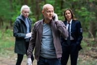 Jenseits der Spree – Robert Heffler (Jürgen Vogel, M.) teilt seinem Kollegen Simon am Telefon mit, dass die neue Kollegin früher als gedacht ihren Dienst antreten wird. Katharina Koblinski (Elisabeth Baulitz, r.) und Veronika Schäfer (Anne Müller, l.) beobachten die Situation aus dem Hintergrund.
