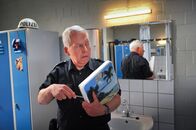 Notruf Hafenkante – Wolle (Harald Maack) manipuliert die Waage für Henning.