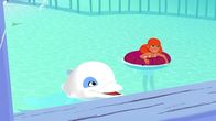 Zoom - Der weiße Delfin – Zoom (links) und Marina (rechts) schwimmen gemütlich im Wasser vor Onkel Patricks Galeone. Kurz darauf beginnt der Ärger. Terence Werner möchte gegen den Willen der Dorfbewohner einen großen Gebäudekomplex in einem Naturschutzgebiet vor der Insel errichten. Um seinen Willen zu bekommen, ist ihm jedes Mittel recht.