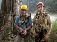 Expedition Himalaja – Henry Mix (rechts) will versuchen Raubkatzen von einer Baumplattform zu drehen. Vorher muss er jedoch mit dem Experten Tim Fogg trainieren.