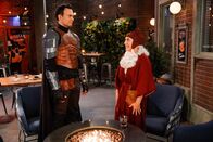 Call Me Kat – Max (Cheyenne Jackson, l.); Kat (Mayim Bialik, r.)