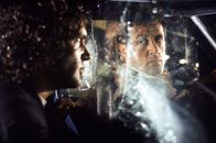 Assassins - Die Killer – Um herauszufinden, wer seinen Auftrag sabotiert hat, gibt sich Robert Rath (Sylvester Stallone, r.) als Taxifahrer aus und nimmt Herausforderer Miguel Bain (Antonio Banderas, l.) als Passagier mit.