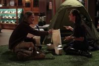 Last Man Standing – Nachdem sich gezeigt hat, dass Greg außerhalb des Spielfelds ein Verlierer ist, gibt Mandy (Molly Ephraim, r.) ihm den Laufpass und kommt so Kyle (Christoph Sanders, l) wieder näher ...