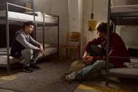 Tatort – Hauptkommissar Felix Voss (Fabian Hinrichs, rechts) freundet sich mit dem Flüchtlingsjungen Basem Hemidi (Mohammed Issa, links) an.