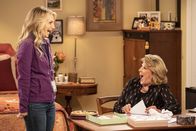 B Positive – Gina Dabrowski (Annaleigh Ashford, l.); Norma (Linda Lavin, r.)