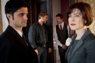 Der letzte Bulle – Während Andreas (Maximilian Grill, l.) Erkundigungen über die Tote bei Linda (Anja Kruse, r.) einzieht, ertappt Mick (Henning Baum, 2.v.l.) einen Lauscher auf frischer Tat: Lindas dubioser Sohn Thomas von Ahrensburg (Wanja Mues, 2.v.r.) ...