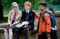 Jamie Johnson – Nancy (Ellie Daley), Boggy (Jonnie Kimmins, Mitte) und Wozza (Jermaine Johnson) setzen sich für ihre Mannschaft ein.