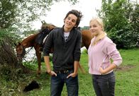 Die Stein – MDR Fernsehen DIE STEIN II. STAFFEL FOLGE 18, "Neue Wege" Uhr. Nadja (Kiara Brunken, r.), und Jörg (Dorian Brunz, l.) Haben den Reitunterricht geschwänzt und sind zum See geritten. Die beiden haben ihren Spaß und achten nicht darauf, was die Pferde am Ufer des Sees fressen.