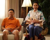Fresh off the Boat – Louis Huang (Randall Park, l.); Grandma Huang (Lucille Soong, r.)