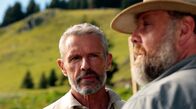 Die einfachen Dinge – Zwischen dem grummeligen Eigenbrötler Pierre (Grégory Gadebois, re.) und dionysischen Tech-Champion Vincent (Lambert Wilson, li.) entsteht eine besondere Freundschaft.