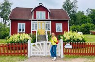 Wunderschön! – Moderatorin Tamina Kallert vor der Drehkulisse von „Michel aus Lönneberga“ (nach den Büchern von Astrid Lindgren).