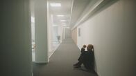Everyone But Us – In der Kinderwunschklinik verzweifelt Ola (Björn Gustafsson) an den Unzulänglichkeiten.