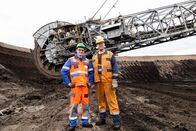 Checker Julian – In Garzweiler besucht Julian (li.) ein Braunkohlebergwerk. Mit einem der größten Bagger der Welt trägt Julian, zusammen mit Baggerfahrer Sven, Braunkohle ab.