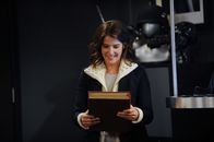 How I Met Your Mother – Beim Klau von Barneys "Playbook" wird Robin (Cobie Smulders) überrascht und landet deshalb im Wandschrank ...