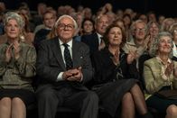Zum Holocaust-Gedenktag: One Life - Wer ein Leben rettet, rettet die ganze Welt – Nicholas (Anthony Hopkins) wurde in eine Sendung der BBC eingeladen und sitzt im Studio - zunächst ohne es zu ahnen - neben Vera Gissing (Henrietta Garden, r.), der er als Kind das Leben rettete. (Andere nicht bekannt.)