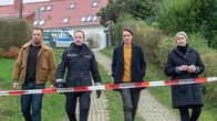 SOKO Wismar – Kommissar Lars Pöhlmann (Dominic Boeer, l.), Polizeihauptmeister Kai Timmermann (Mathias Junge, 2.v.l.), Kommissarin Karoline Joost (Nike Fuhrmann, 2.v.r.) und Austauschpolizistin Stine Bergendal (Sidsel Hindhede, r.) vermuten Fremdeinwirkung bei der Tat. Die Patronenhülse ist verschwunden. Hat sie der Täter etwa beseitigt? Doch wer hat einen Grund, Jäger Hubertus Voss zu ermorden?