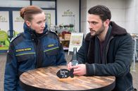 Rote Rosen – Franzi (Sofie Junker, l.) ist sauer, als David (Arne Rudolf, r.) den Arztbesuch aufschieben will