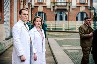 Charité – Dr. Ella Wendt (Nina Gummich, 2.v.l.) und Dr. Alexander Nowack (Max Wagner, l.) schauen entsetzt zum Humboldhafen - der erste Mauertote wird aus dem Wasser geborgen.