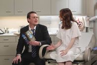 How I Met Your Mother – Da Lily (Alyson Hannigan, r.) nach einigen Monaten immer noch nicht schwanger ist, beschließt sie, mit Marshall (Jason Segel, l.) zu einem Spezialisten zu gehen ...