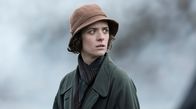 Babylon Berlin – Charlotte Ritter (Liv Lisa Fries) ist auf dem Wannseesteg in Gedanken verloren.