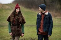 Tinkas Weihnachtsabenteuer – Tinka (Josephine Chavarria Højbjerg) und Lasse (Albert Rosin Harson) auf dem Weg zum See.