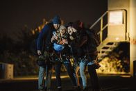 Der Alte – Bei ihren nächtlichen Aktionen geht es den "Baltic Sea Guardians" Torben Asmus (Karl Schaper, l.), Alina Friedrich (Runa Schymanski, 2.v.l.), Sophia Gerke (Mariam Hage, 2.v.r.) und Urs Siepmann (Philipp Rosenthal, r.) vor allem um den Artenschutz.