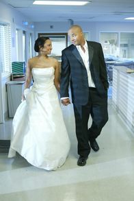Scrubs - Die Anfänger – Der große Tag steht vor der Tür, doch leider verläuft die Hochzeit von Turk (Donald Faison, r.) und Carla (Judy Reyes , l.) etwas anders als geplant ...