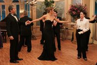 Castle – Über das seltsame Verhalten von Kate Beckett (Stana Katic, M.) ist der stellvertretende Konsul am britischen Konsulat, Nigel Wyndham (Charles Shaughnessy, l.), verwundert ...