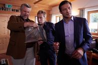 Die Rosenheim-Cops – Polizist Mohr (Max Müller, M.) zeigt den Kommissaren Stadler (Dieter Fischer, l.) und Hansen (Igor Jeftic, r.) die Tatwaffe.