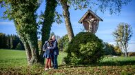 Sturm der Liebe – Shirin (Merve Çakır, l.) ist höchst erleichtert, als Alfons (Sepp Schauer, r.) ihr aus der Panik hilft.