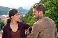Der Ranger - Paradies Heimat – Alex (Joscha Kiefer, r.) will nicht akzeptieren, dass es zwischen ihm und Laura (Giulia Goldammer, l.) vorbei ist.