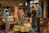 The Big Bang Theory – Gemeinsam haben Leonard (Johnny Galecki, 2.v.r.), Sheldon (Jim Parsons, r.), Rajesh (Kunal Nayyar, l.) und Howard (Simon Helberg, 2.v.l.) einen Killer-Roboter gebaut ...