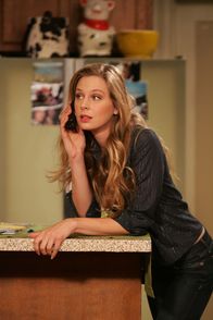 How I Met Your Mother – Mit seinen Freunden geht Ted die Bekanntschaften der letzten Jahre durch und entscheidet sich dann für Natalie (Anne Dudek) ...