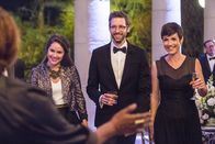 Navy CIS: New Orleans – Freuen sich auf eine Benefiz-Gala im City Park - doch ahnen sie nicht, dass diese mit einem schrecklichen Bombenanschlag enden wird: Laurel Pride (Shanley Caswell, l.), Sebastian Lund (Rob Kerkovich, M.) und Merri (Zoe McLellan, r.) ...