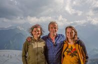 Heimat in den Alpen – Protagonist*nnen Vida Matk, Zdravko Haderlap und Marika Balode vor dem Logar Tal (Slowenien).