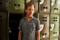 First Day - Ich bin Hannah – Hannahs (Evie MacDonald) Neustart an der High School läuft nicht wie erhofft. Immer wieder sieht sie sich der Situation ausgesetzt, dass ihre Identität als Transgender-Mädchen gegen ihren Willen offenbart wird.