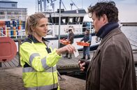 Praxis mit Meerblick – Nora (Tanja Wedhorn) lernt bei einem Einsatz den Fischer Matthias (Shenja Lacher) kennen.
