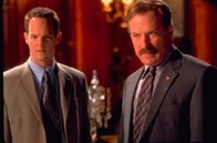 Monk – Sind vom Anblick des fettleibigen Dale Biederbeck geschockt: Lt. Randall Disher (Jason Gray-Stanford, l.) und Captain Leland Stottlemeyer (Ted Levine, r.)