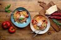 Schmeckt. Immer. – Für die One-Pot-Pasta werden Nudel nicht separat, sondern direkt in der Soße gegart.