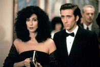 Mondsüchtig – Loretta Castorini (Cher) hat sich vom Vollmond zu einer stürmischen Liebesnacht mit Ronny Cammareri (Nicolas Cage) hinreißen lassen- obwohl sie eigentlich mit seinem Bruder liiert ist.