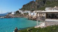 freizeit – Die kleinste Insel Levanzo hat nur 90 Einwohner und bietet den Gästen ein Original vom Italien der 50er-Jahre.