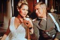 Der blaue Max – Gräfin Käti von Klugermann (Ursula Andress) ist als liebestolle Mätresse eine stets willkommene Abwechslung für die Fliegerstaffel, auch für Leutnant Bruno Stachel (George Peppard).