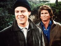 Ein Engel auf Erden – Der alte Frank sieht alles in der Verklärung der Erinnerung: Eines Tages begegnet er sich selbst, dem jungen, verliebten Frank (David Bowe, l.), der er einmal war. Jonathan (Michael Landon, r.) freut sich mit ihm.