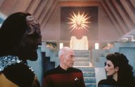 Star Trek – Captain Picard (Patrick Stewart, M.), Lt. Worf (Michael Dorn, l.) und Deanna Troi (Marina Sirtis, r.) befinden sich in einem Teil der Enterprise, der in einen Tempel verwandelt wurde.