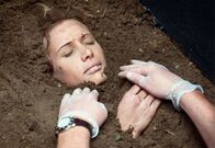 Tatort – MDR Fernsehen TATORT, "Einsatz in Leipzig" Uhr. Grausamer Fund auf dem Friedhof: Die Kommissare Ehrlicher und Kain lassen die tote Jenny (Nadeshda Brennicke) ausgraben.